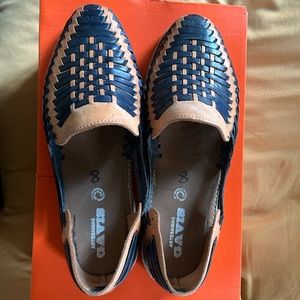 Huarache sandals size 10 in a beautiful blue and tan